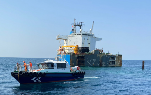 Wilhelmsen UAE Handles Jack-Up Barge Loaded on Semi-Submersible Vessel